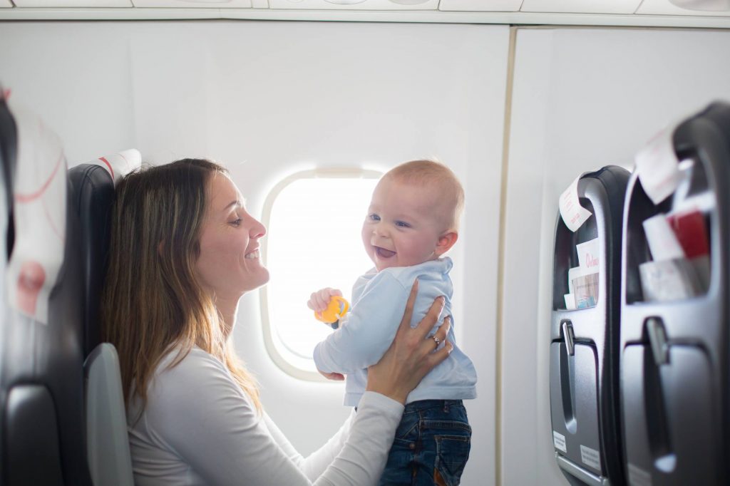 Att flyga med bebis: Guide och tips på saker att tänka på